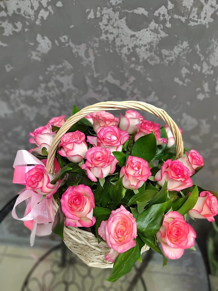 Цветочная композиция из Розы в корзине в Тирлянский
