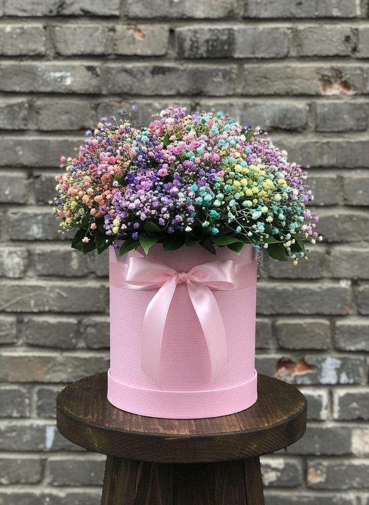 Цветочная композиция из Гипсофила и Розы в шляпной коробке в Тирлянский