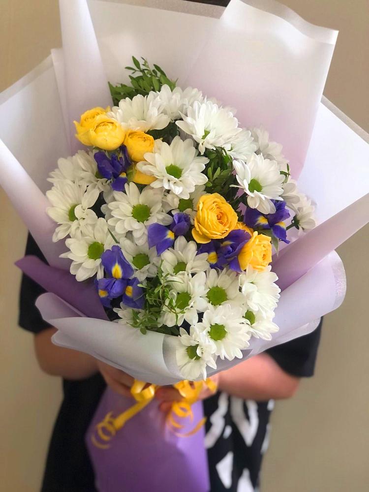 Букет цветов из: Ирисы, Хризантемы и Розы в Тирлянский