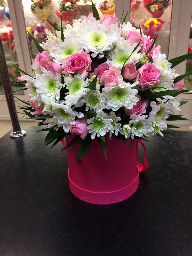 Цветочная композиция из Розы и Хризантемы в шляпной коробке в Тирлянский