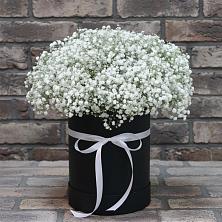 Цветочная композиция из Гипсофила в шляпной коробке в Тирлянский