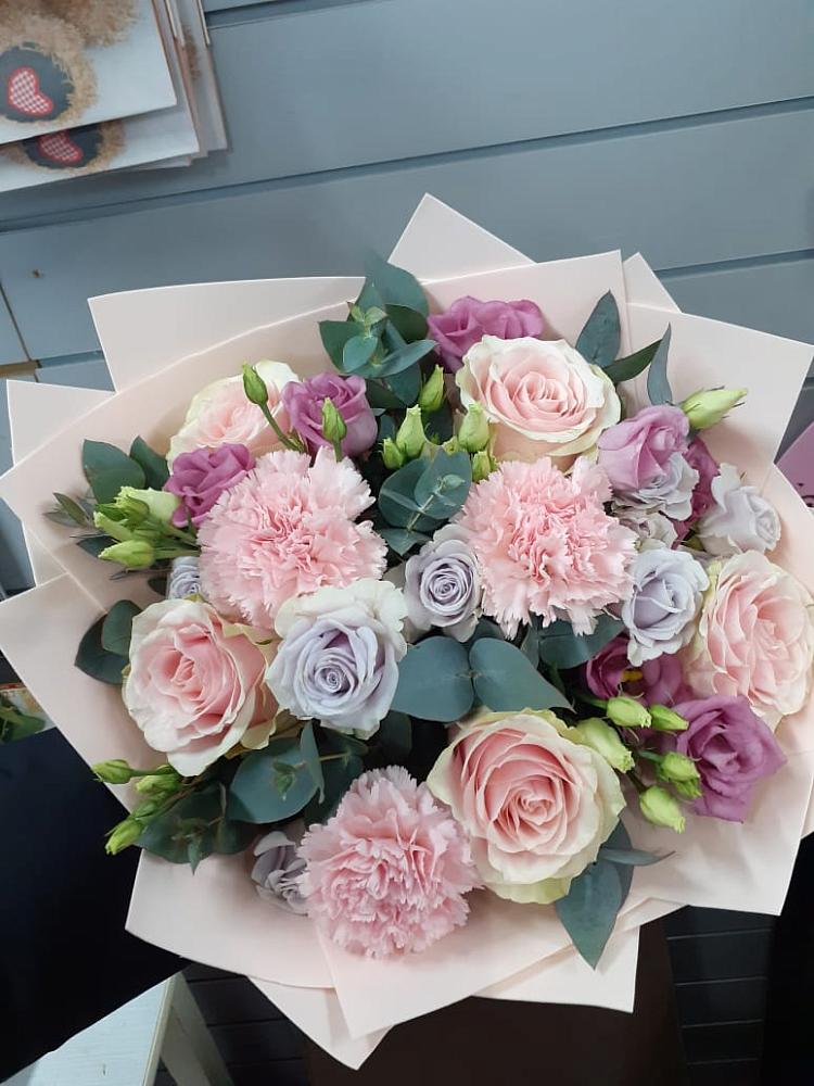 Букет цветов из: Розы, Гвоздики и Лизиантусы в Тирлянский